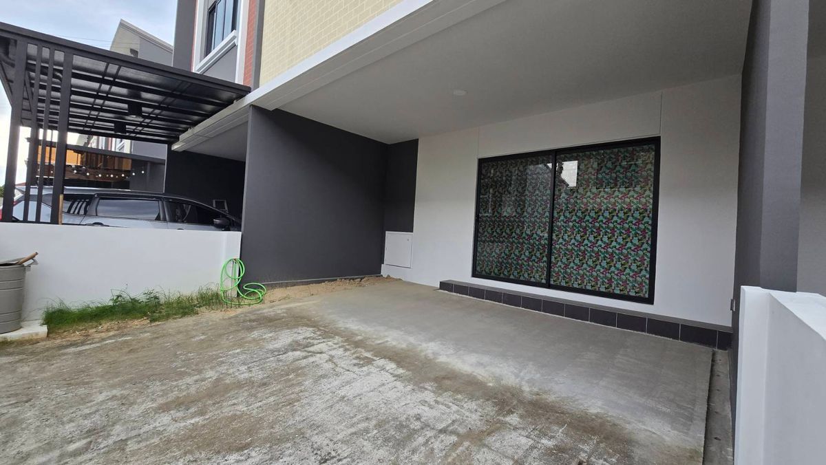 For RentTownhomePathum Thani,Rangsit, Thammasat : 2-class townhome for rent, Ring-Lam Luk Ka, 24 square wah, Kensington, 5.7 meters wide. Land starting at 21 sq.wah, 3 bedrooms, 3 bathrooms, 2 parking spaces.
