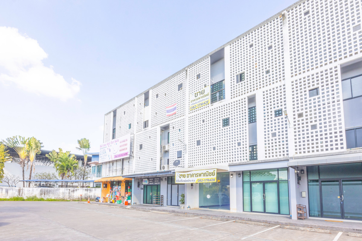 ขายอาคารพาณิชย์เชียงใหม่ : 📣 (ขาย) อาคารพาณิชย์ 3ชั้นครึ่ง ติดโรงเรียนมงฟอร์ต วิทยาลัย 🏢 *(มีที่จอดรถ)*