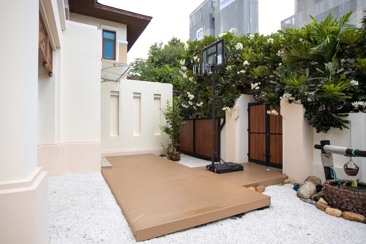 ให้เช่าบ้านเลียบทางด่วนรามอินทรา : 🏡 ให้เช่าบ้านเดี่ยวหรู Sirithawara Village รามอินทรา – รีโนเวทใหม่ทั้งหลัง ใกล้ Crystal Park  ให้เช่าบ้านเดี่ยวสุดพิเศษ โครงการคุณภาพ Sirithawara Village 📍ทำเลศักยภาพใจกลางย่านรามอินทรา – ใกล้ Crystal Park และทางด่วน!