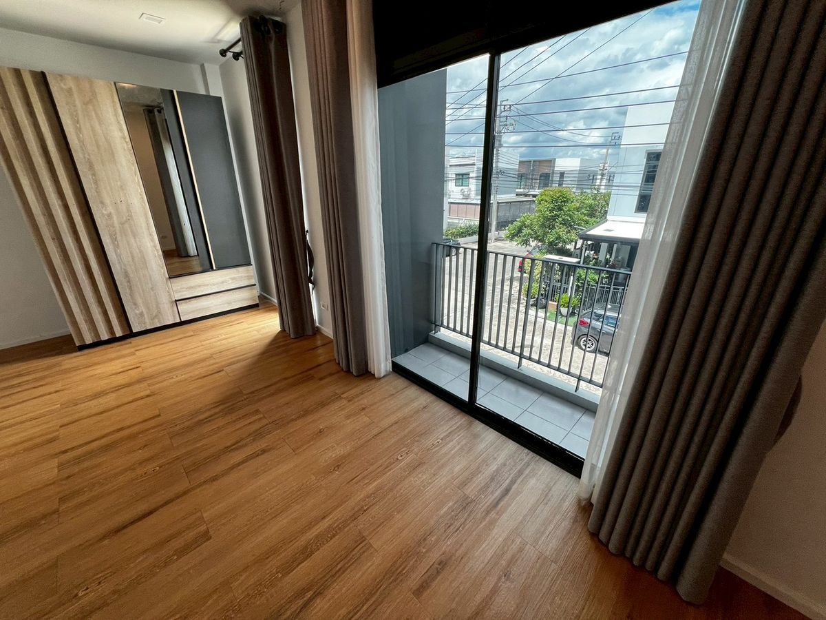 For RentTownhomeVipawadee, Don Mueang, Lak Si : Beautifully townhome near Don Mueang airport with stargazing seating, fully furnished, ready to move in.