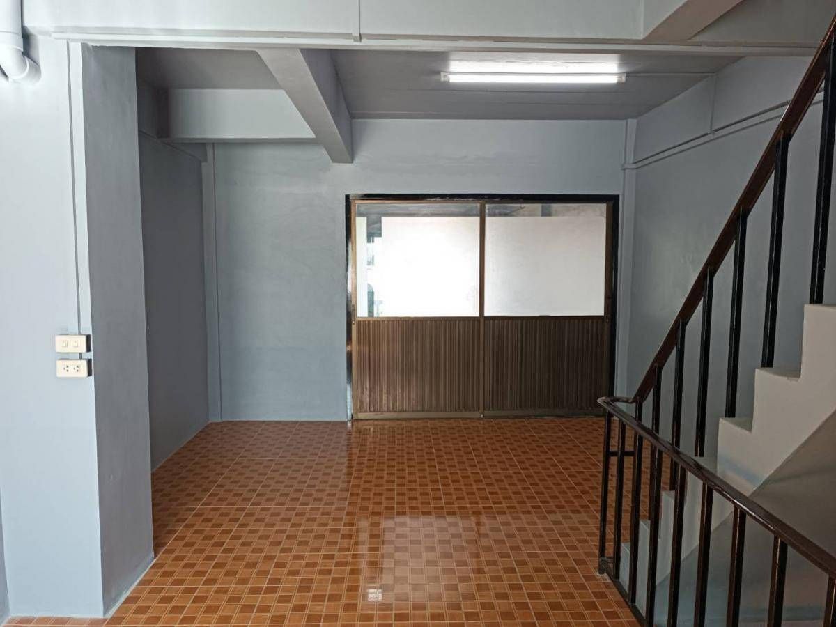 For RentShop HouseSamut Prakan,Samrong : Rent a commercial building in Thepharak Zone, near Sin Medical Hospital, Thepharak only 2 minutes.