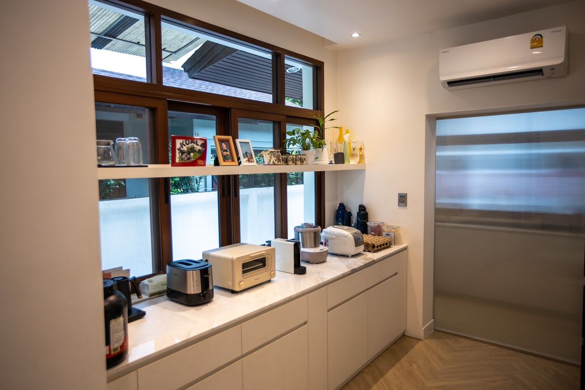 ให้เช่าบ้านเลียบทางด่วนรามอินทรา : 🏡 ให้เช่าบ้านเดี่ยวหรู Sirithawara Village รามอินทรา – รีโนเวทใหม่ทั้งหลัง ใกล้ Crystal Park  ให้เช่าบ้านเดี่ยวสุดพิเศษ โครงการคุณภาพ Sirithawara Village 📍ทำเลศักยภาพใจกลางย่านรามอินทรา – ใกล้ Crystal Park และทางด่วน!