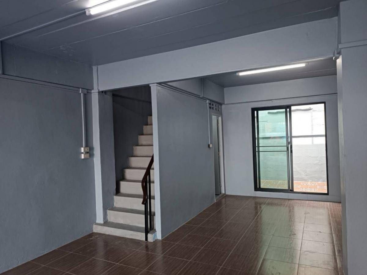 For RentShop HouseSamut Prakan,Samrong : Rent a commercial building in Thepharak Zone, near Sin Medical Hospital, Thepharak only 2 minutes.