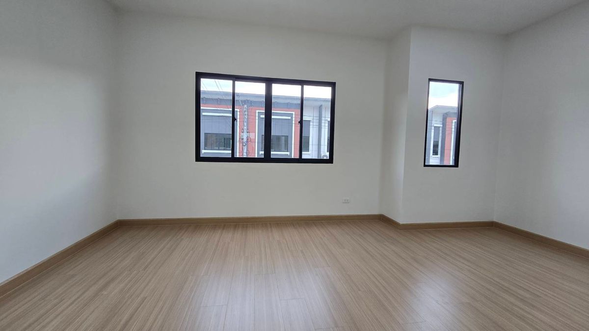 For RentTownhomePathum Thani,Rangsit, Thammasat : 2-class townhome for rent, Ring-Lam Luk Ka, 24 square wah, Kensington, 5.7 meters wide. Land starting at 21 sq.wah, 3 bedrooms, 3 bathrooms, 2 parking spaces.