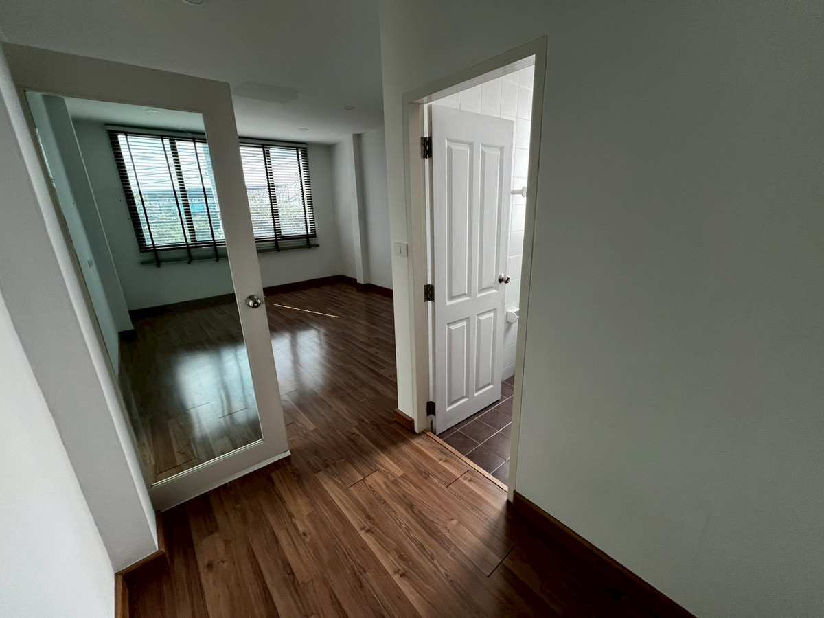 For RentHouseNonthaburi, Bang Yai, Bangbuathong : house can make office and company registration with 9-meter frontage, located on Ratchaphruek Road. 5 bedrooms