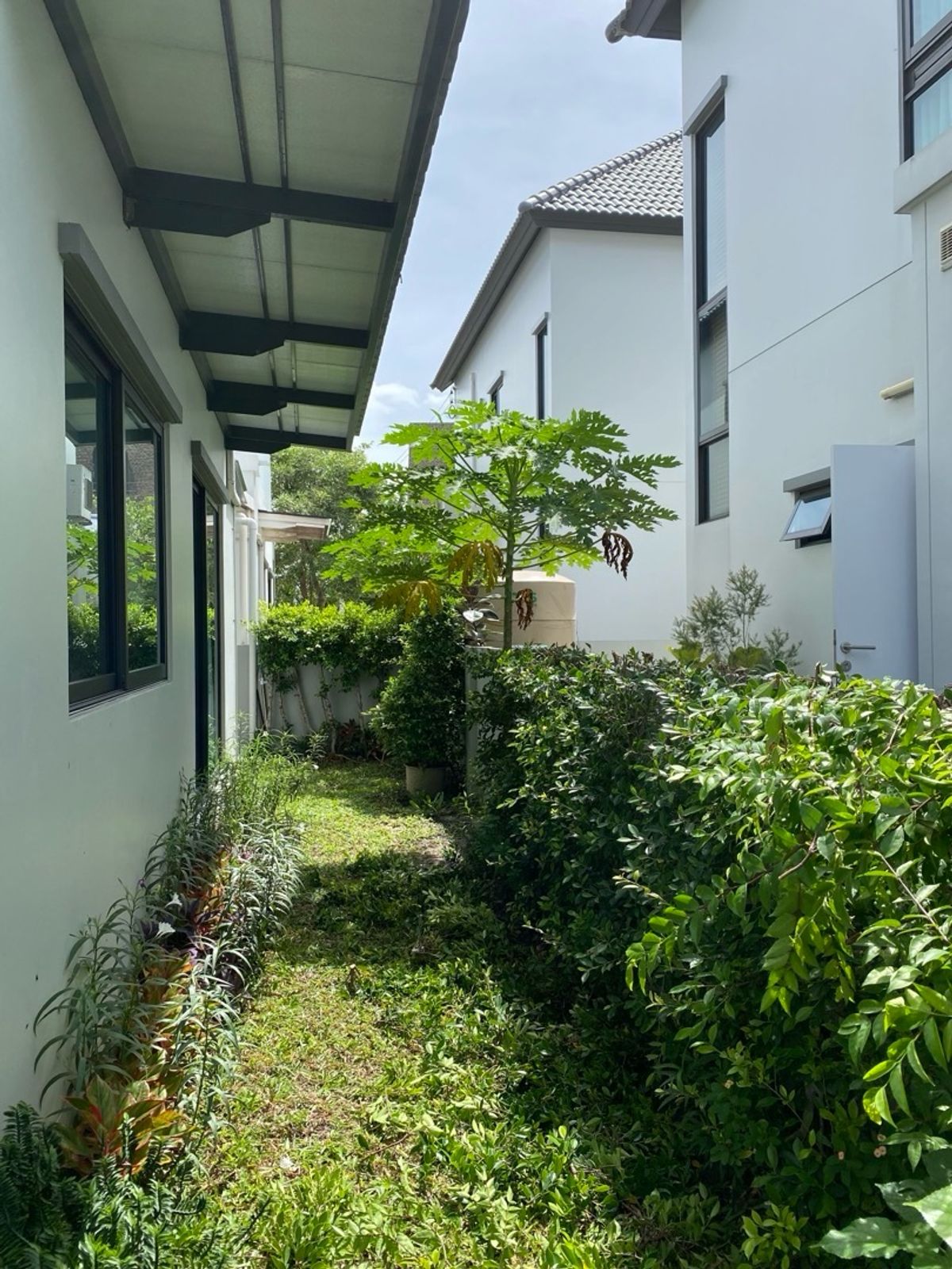 For SaleHouseLadkrabang, Suwannaphum Airport : Beautiful detached house for sale, ready to stay at the Saran Siri Ramkhamhaeng project, good condition, perfect function With a private office Suitable for modern families ✨