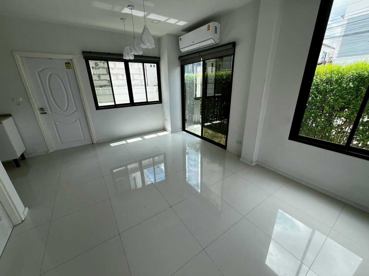 For RentTownhomeVipawadee, Don Mueang, Lak Si : Beautifully townhome near Don Mueang airport with stargazing seating, fully furnished, ready to move in.