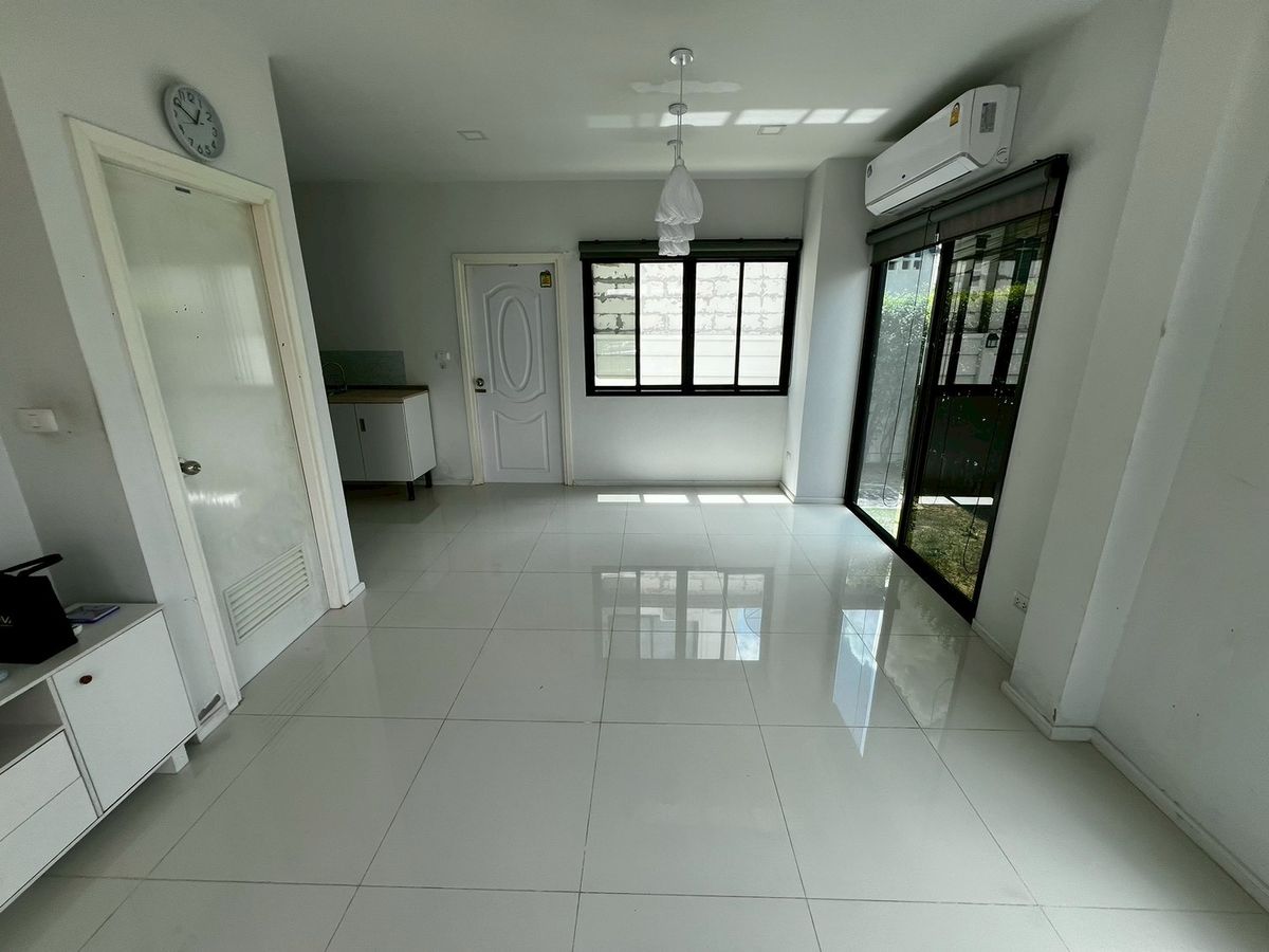 For RentTownhomeVipawadee, Don Mueang, Lak Si : Beautifully townhome near Don Mueang airport with stargazing seating, fully furnished, ready to move in.