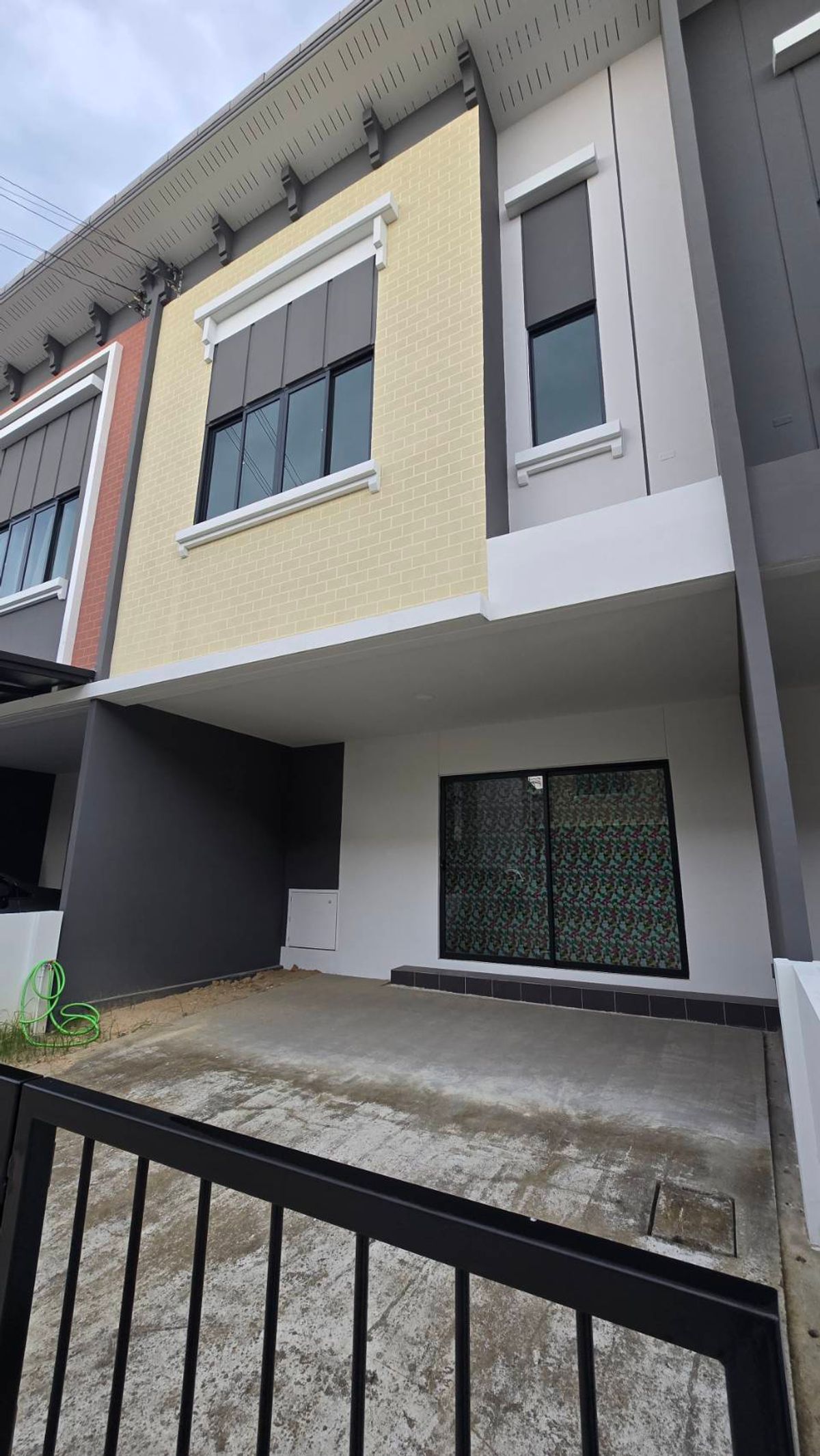 For RentTownhomePathum Thani,Rangsit, Thammasat : 2-class townhome for rent, Ring-Lam Luk Ka, 24 square wah, Kensington, 5.7 meters wide. Land starting at 21 sq.wah, 3 bedrooms, 3 bathrooms, 2 parking spaces.