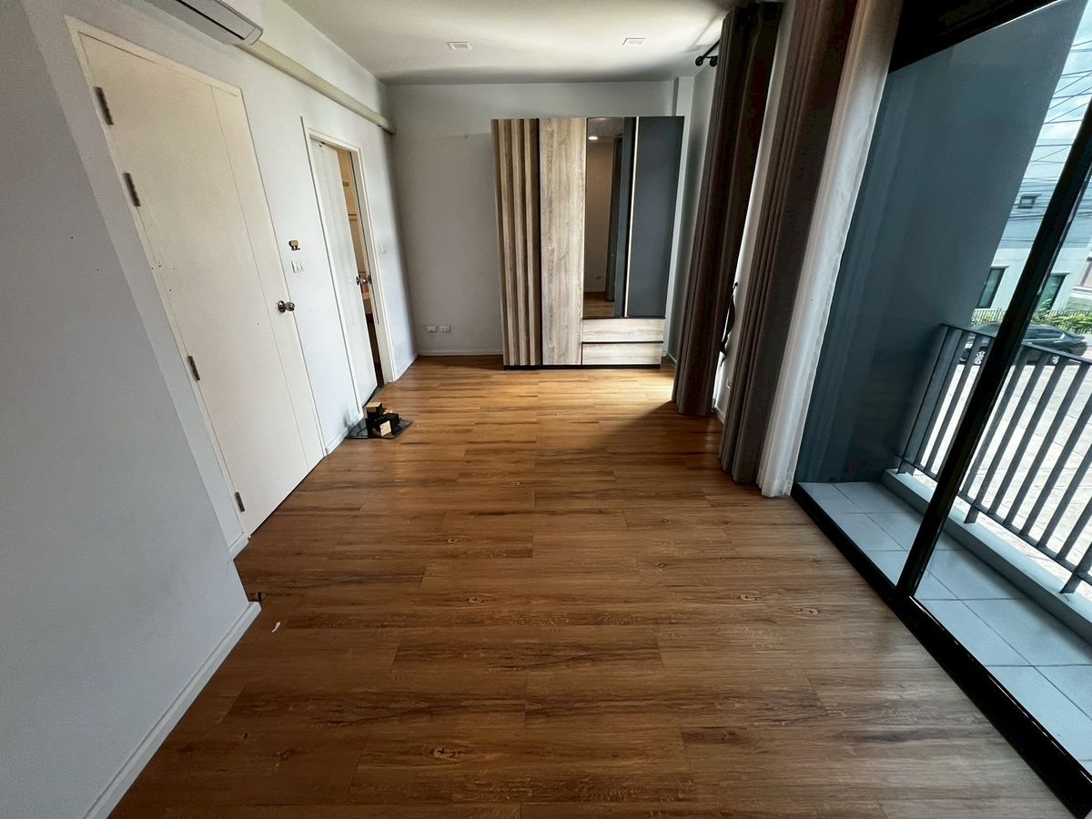 For RentTownhomeVipawadee, Don Mueang, Lak Si : Beautifully townhome near Don Mueang airport with stargazing seating, fully furnished, ready to move in.