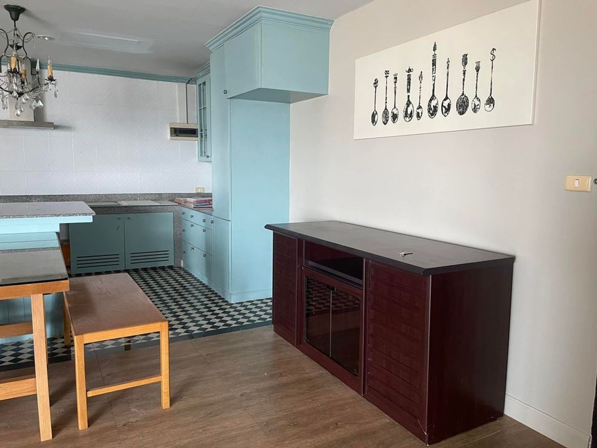 For RentCondoSathorn, Narathiwat : Rent Belle Park Residence, large room, large wardrobe in the bedroom.