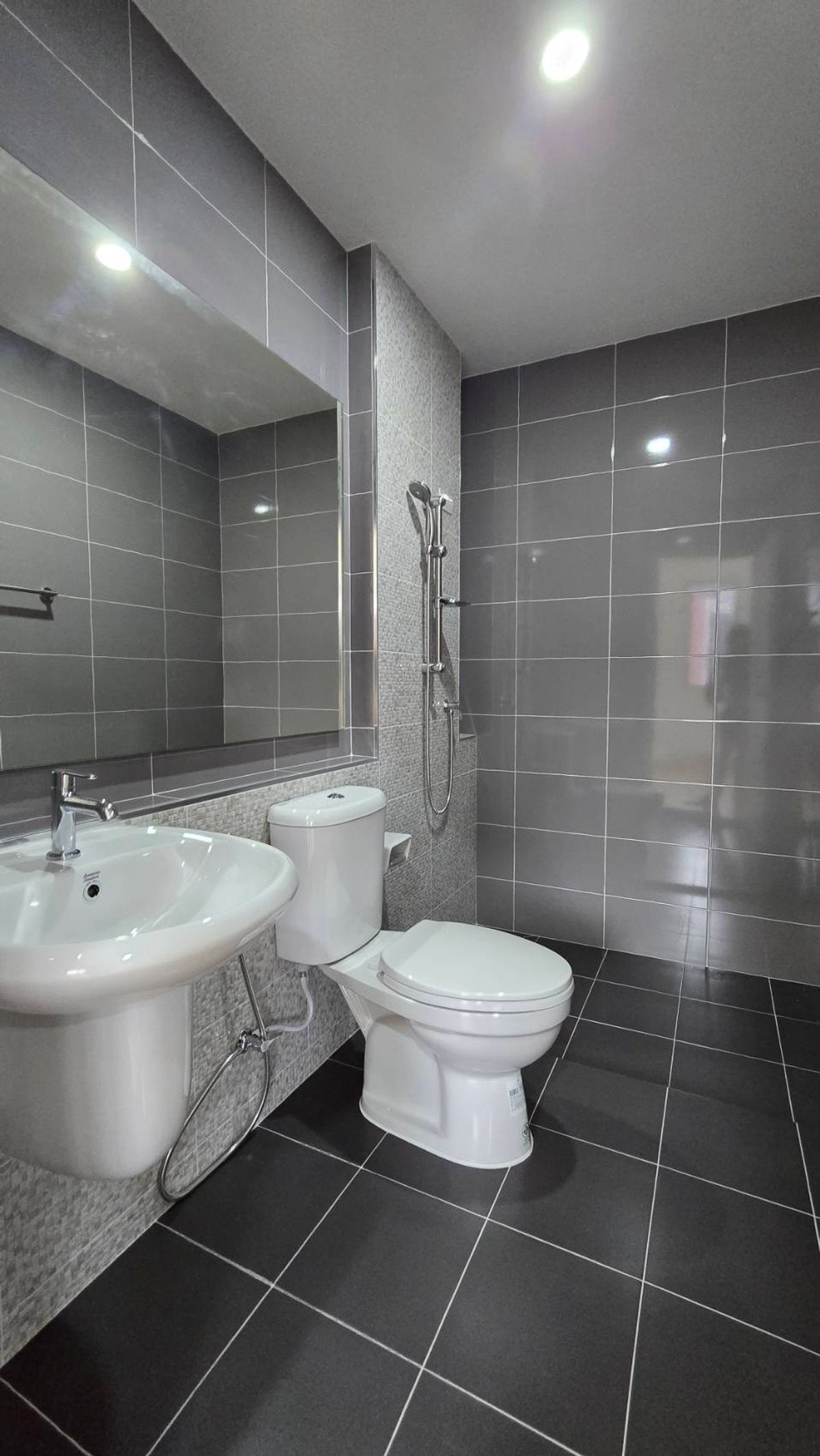 For RentTownhomePathum Thani,Rangsit, Thammasat : 2-class townhome for rent, Ring-Lam Luk Ka, 24 square wah, Kensington, 5.7 meters wide. Land starting at 21 sq.wah, 3 bedrooms, 3 bathrooms, 2 parking spaces.