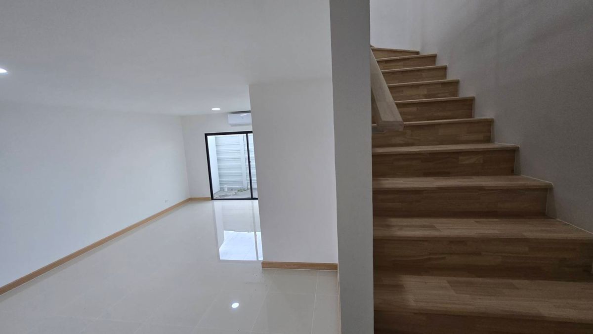 For RentTownhomePathum Thani,Rangsit, Thammasat : 2-class townhome for rent, Ring-Lam Luk Ka, 24 square wah, Kensington, 5.7 meters wide. Land starting at 21 sq.wah, 3 bedrooms, 3 bathrooms, 2 parking spaces.