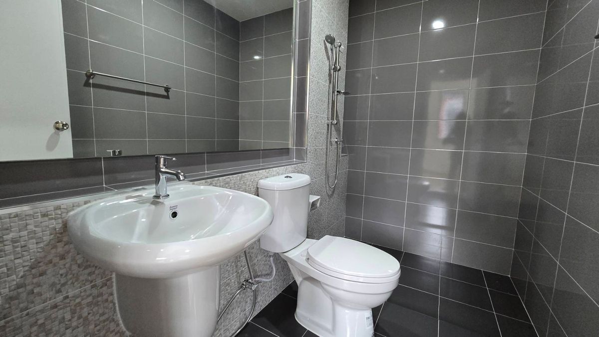 For RentTownhomePathum Thani,Rangsit, Thammasat : 2-story townhome for rent, Ring-Lam Luk Ka 24 square wah, 3 bedrooms, 3 bathrooms, 2 parking spaces