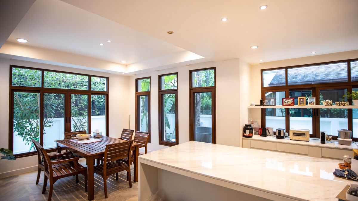 ให้เช่าบ้านเลียบทางด่วนรามอินทรา : 🏡 ให้เช่าบ้านเดี่ยวหรู Sirithawara Village รามอินทรา – รีโนเวทใหม่ทั้งหลัง ใกล้ Crystal Park  ให้เช่าบ้านเดี่ยวสุดพิเศษ โครงการคุณภาพ Sirithawara Village 📍ทำเลศักยภาพใจกลางย่านรามอินทรา – ใกล้ Crystal Park และทางด่วน!