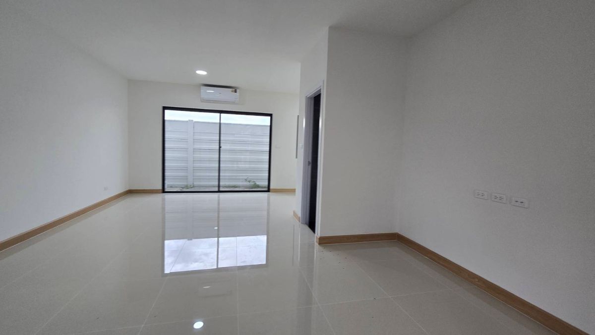 For RentTownhomePathum Thani,Rangsit, Thammasat : 2-class townhome for rent, Ring-Lam Luk Ka, 24 square wah, Kensington, 5.7 meters wide. Land starting at 21 sq.wah, 3 bedrooms, 3 bathrooms, 2 parking spaces.