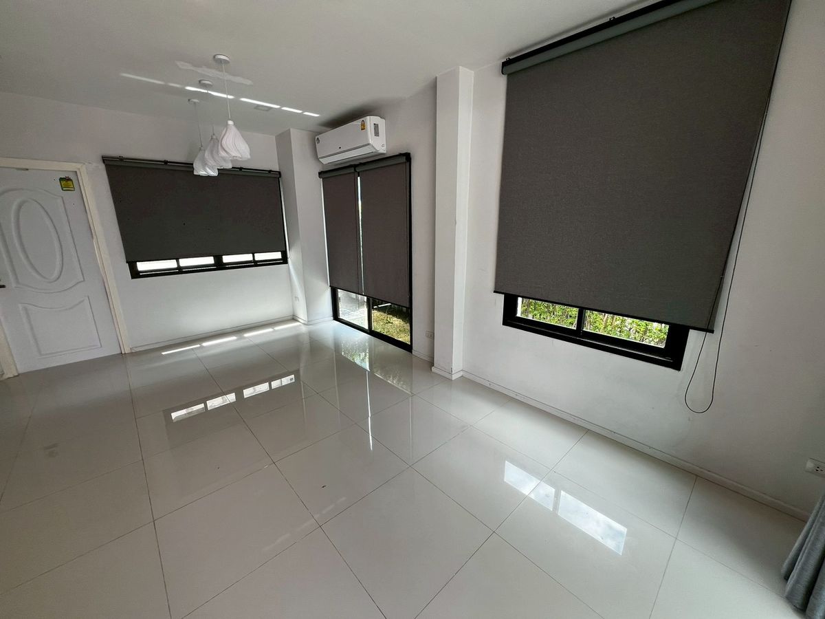 For RentTownhomeVipawadee, Don Mueang, Lak Si : Beautifully townhome near Don Mueang airport with stargazing seating, fully furnished, ready to move in.