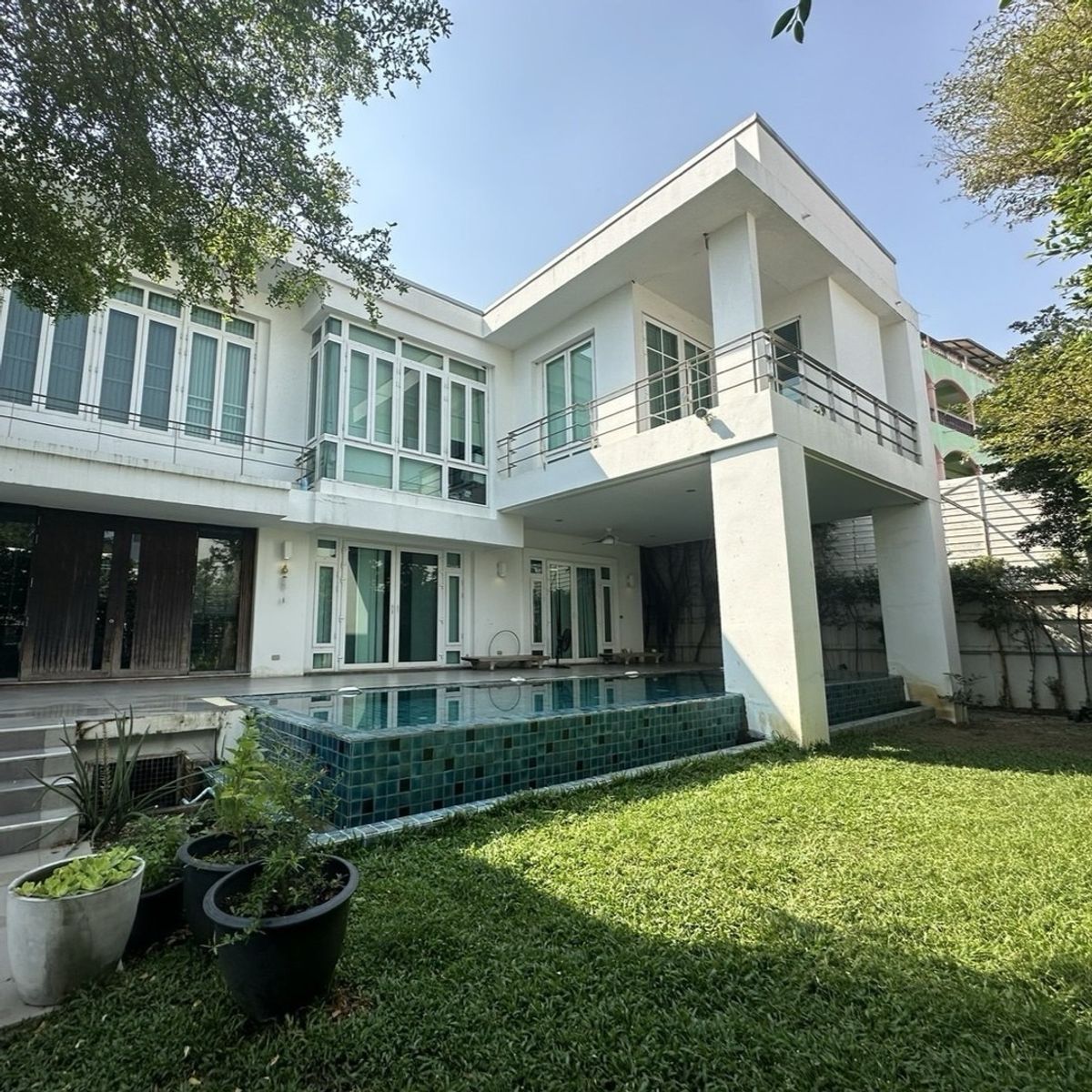ขายบ้านอ่อนนุช อุดมสุข : Rare Item! บ้านใหญ่ สเปกพรีเมียม ย่านปรีดีฯ สุขุมวิท 	ใครหาบ้านหรูในเมือง… หลังนี้ตอบโจทย์ทั้งทำเลและความเป็นส่วนตัว