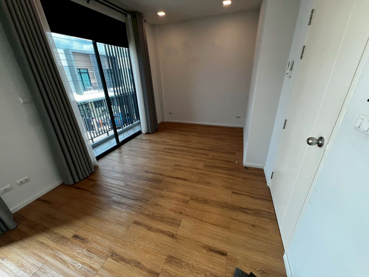 For RentTownhomeVipawadee, Don Mueang, Lak Si : Beautifully townhome near Don Mueang airport with stargazing seating, fully furnished, ready to move in.