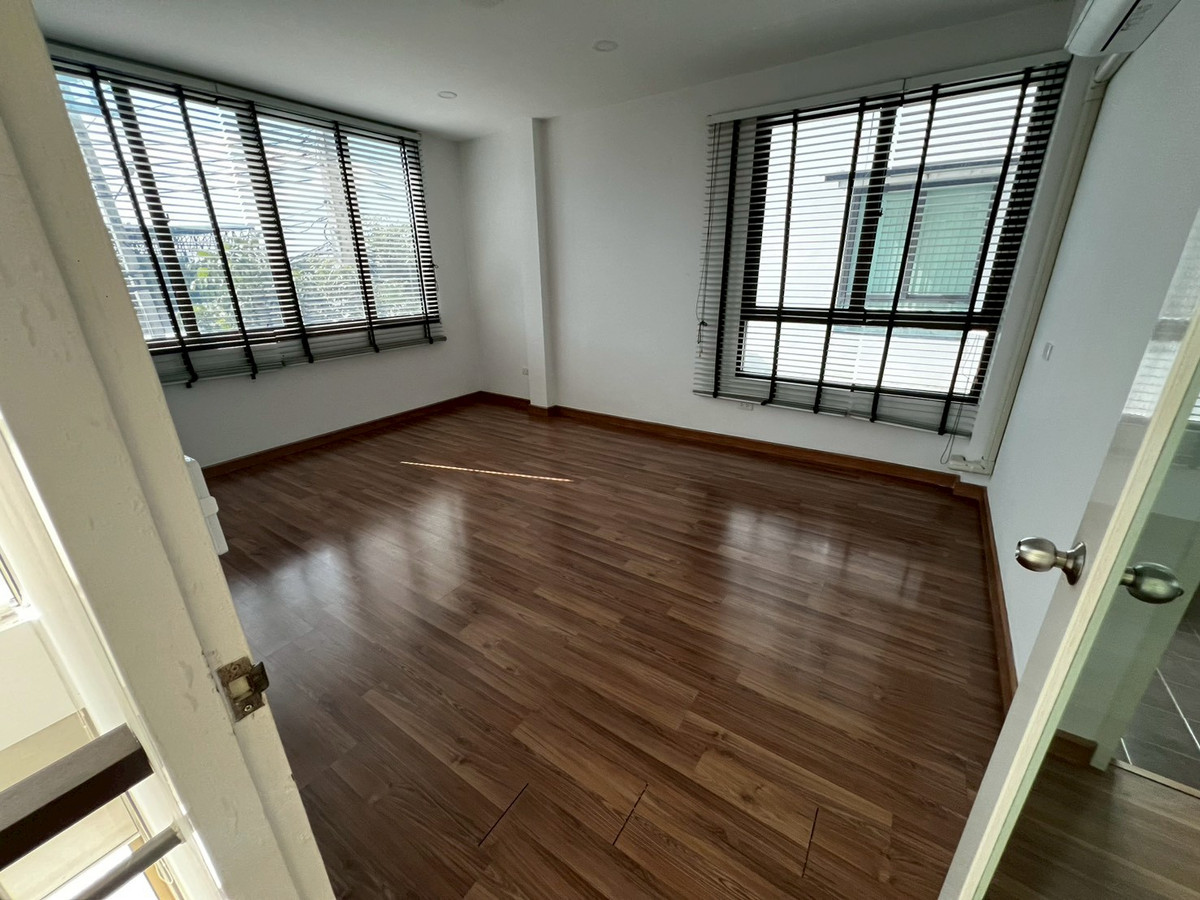 For RentHouseNonthaburi, Bang Yai, Bangbuathong : house can make office and company registration with 9-meter frontage, located on Ratchaphruek Road. 5 bedrooms