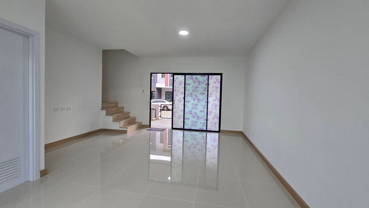 For RentTownhomePathum Thani,Rangsit, Thammasat : 2-class townhome for rent, Ring-Lam Luk Ka, 24 square wah, Kensington, 5.7 meters wide. Land starting at 21 sq.wah, 3 bedrooms, 3 bathrooms, 2 parking spaces.