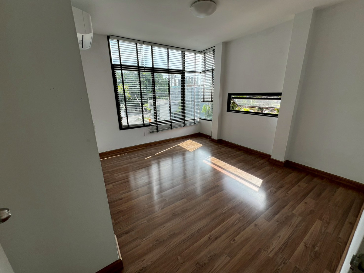 For RentHouseNonthaburi, Bang Yai, Bangbuathong : house can make office and company registration with 9-meter frontage, located on Ratchaphruek Road. 5 bedrooms