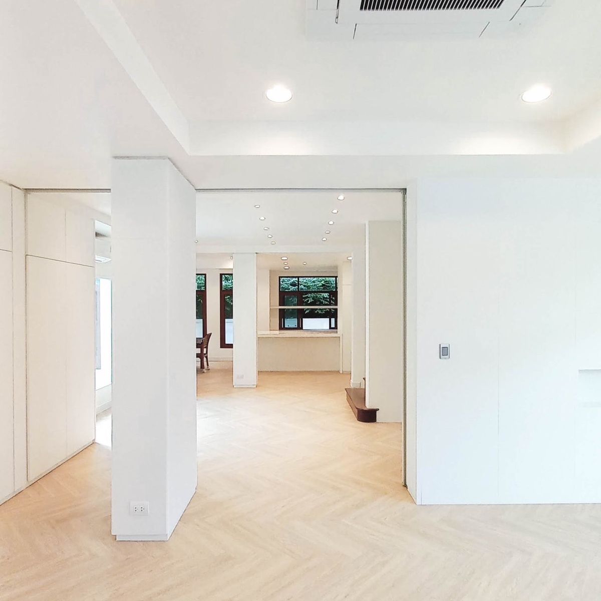 ให้เช่าบ้านเลียบทางด่วนรามอินทรา : 🏡 ให้เช่าบ้านเดี่ยวหรู Sirithawara Village รามอินทรา – รีโนเวทใหม่ทั้งหลัง ใกล้ Crystal Park  ให้เช่าบ้านเดี่ยวสุดพิเศษ โครงการคุณภาพ Sirithawara Village 📍ทำเลศักยภาพใจกลางย่านรามอินทรา – ใกล้ Crystal Park และทางด่วน!