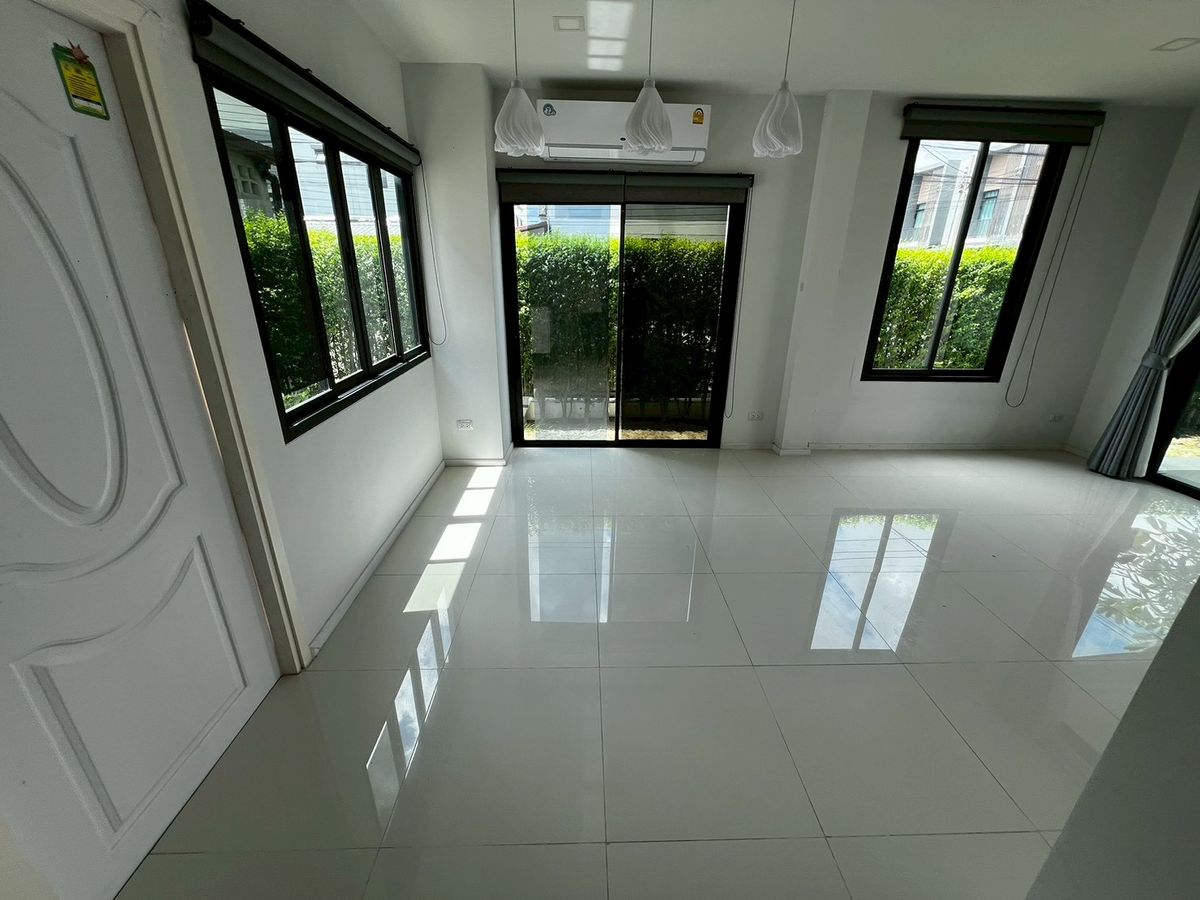 For RentTownhomeVipawadee, Don Mueang, Lak Si : Beautifully townhome near Don Mueang airport with stargazing seating, fully furnished, ready to move in.