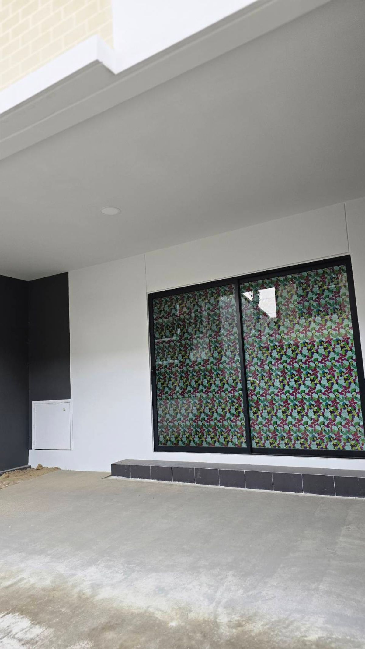 For RentTownhomePathum Thani,Rangsit, Thammasat : 2-class townhome for rent, Ring-Lam Luk Ka, 24 square wah, Kensington, 5.7 meters wide. Land starting at 21 sq.wah, 3 bedrooms, 3 bathrooms, 2 parking spaces.