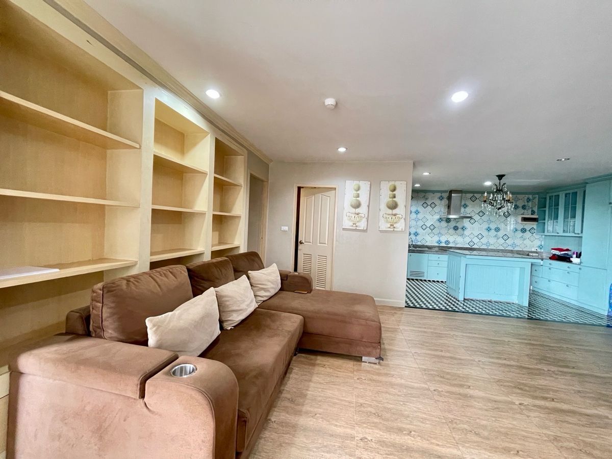 ให้เช่าคอนโดสาทร นราธิวาส : ให้เช่า Belle Park Residence  ห้องใหญ่ กว้าง  ตู้เสื้อผ้าใหญ่ในห้องนอน