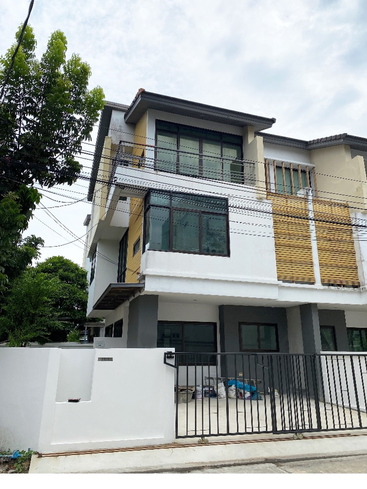 For RentHouseNonthaburi, Bang Yai, Bangbuathong : house can make office and company registration with 9-meter frontage, located on Ratchaphruek Road. 5 bedrooms