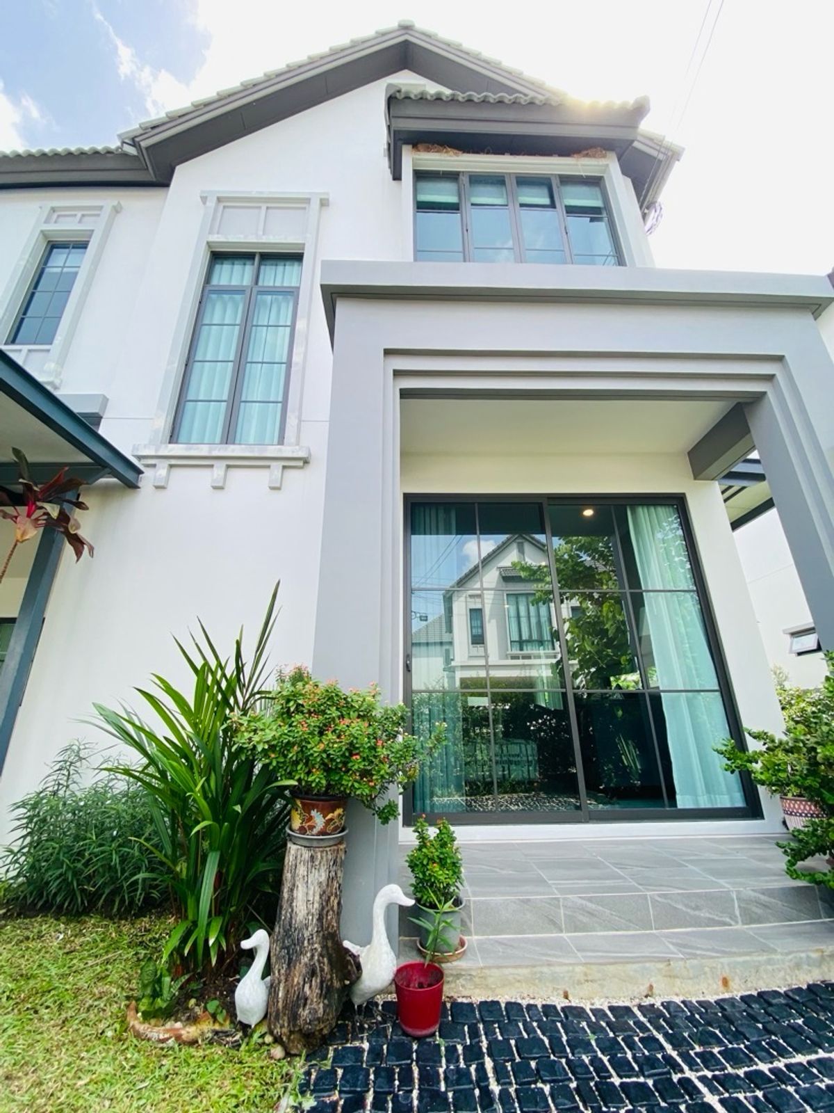 For SaleHouseLadkrabang, Suwannaphum Airport : Beautiful detached house for sale, ready to stay at the Saran Siri Ramkhamhaeng project, good condition, perfect function With a private office Suitable for modern families ✨