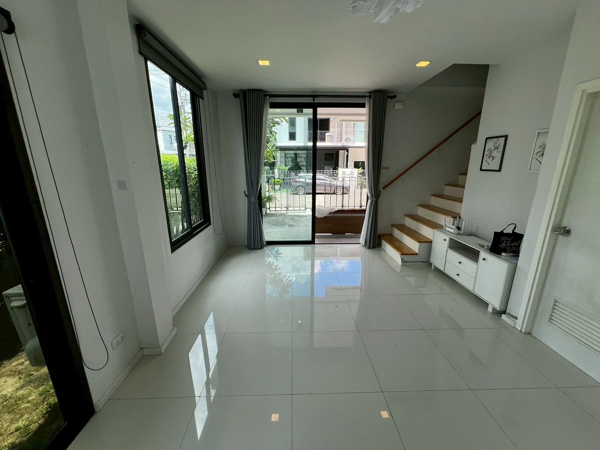 For RentTownhomeVipawadee, Don Mueang, Lak Si : Beautifully townhome near Don Mueang airport with stargazing seating, fully furnished, ready to move in.
