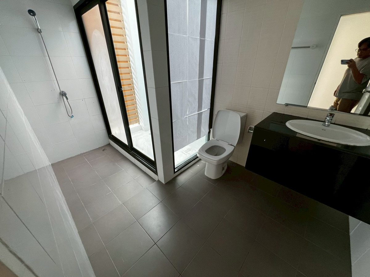 For RentHouseNonthaburi, Bang Yai, Bangbuathong : house can make office and company registration with 9-meter frontage, located on Ratchaphruek Road. 5 bedrooms