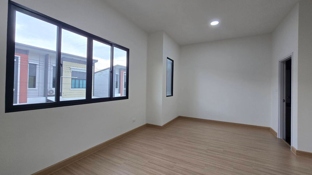 For RentTownhomePathum Thani,Rangsit, Thammasat : 2-story townhome for rent, Ring-Lam Luk Ka 24 square wah, 3 bedrooms, 3 bathrooms, 2 parking spaces