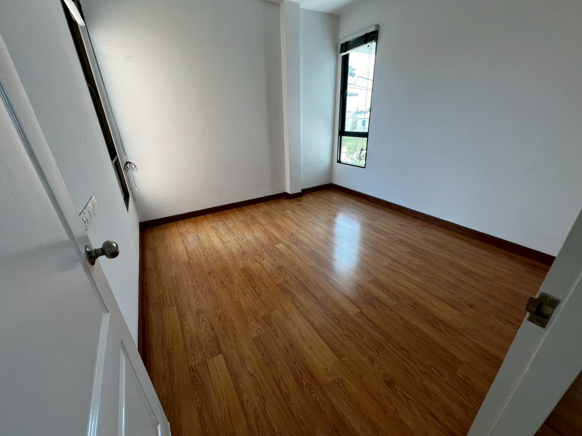 For RentHouseNonthaburi, Bang Yai, Bangbuathong : house can make office and company registration with 9-meter frontage, located on Ratchaphruek Road. 5 bedrooms