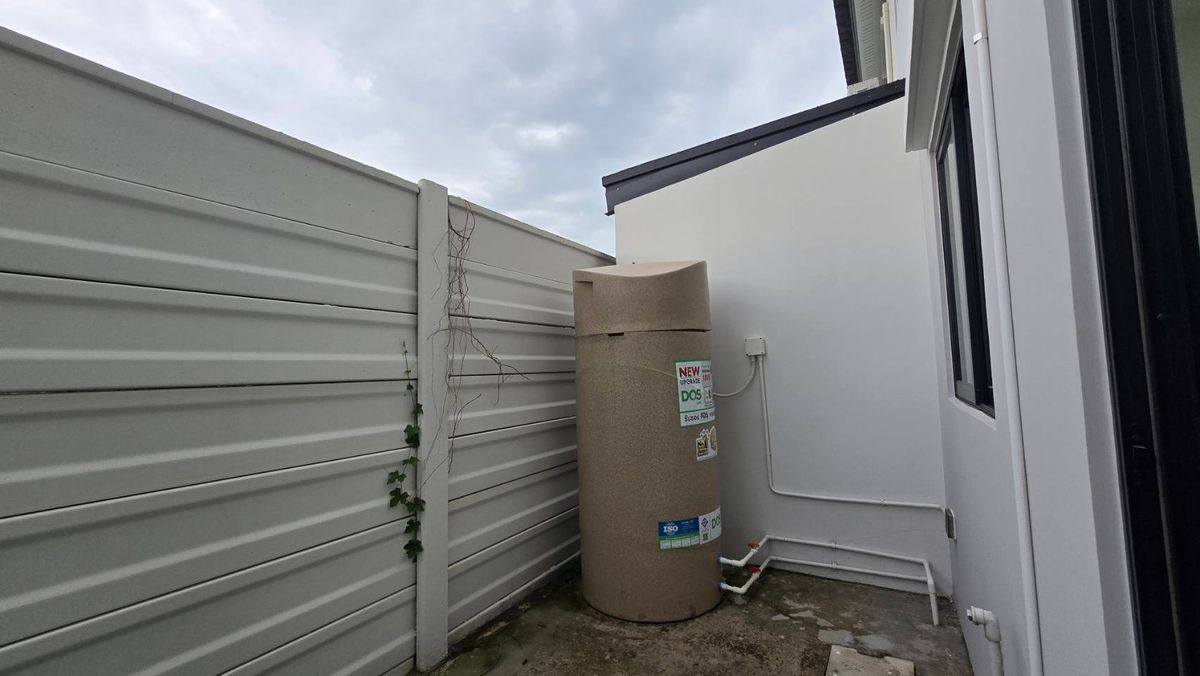 For RentTownhomePathum Thani,Rangsit, Thammasat : 2-class townhome for rent, Ring-Lam Luk Ka, 24 square wah, Kensington, 5.7 meters wide. Land starting at 21 sq.wah, 3 bedrooms, 3 bathrooms, 2 parking spaces.