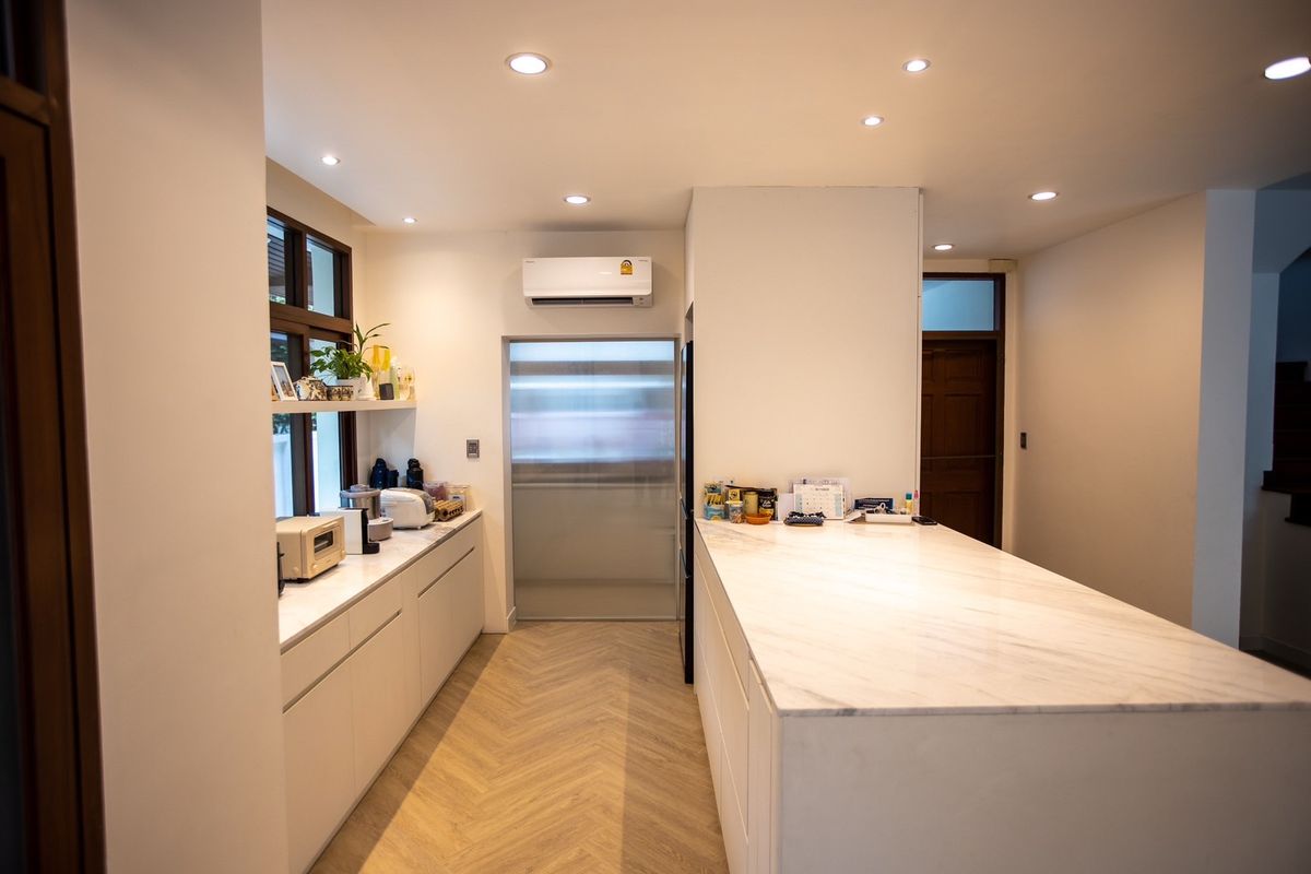 ให้เช่าบ้านเลียบทางด่วนรามอินทรา : 🏡 ให้เช่าบ้านเดี่ยวหรู Sirithawara Village รามอินทรา – รีโนเวทใหม่ทั้งหลัง ใกล้ Crystal Park  ให้เช่าบ้านเดี่ยวสุดพิเศษ โครงการคุณภาพ Sirithawara Village 📍ทำเลศักยภาพใจกลางย่านรามอินทรา – ใกล้ Crystal Park และทางด่วน!