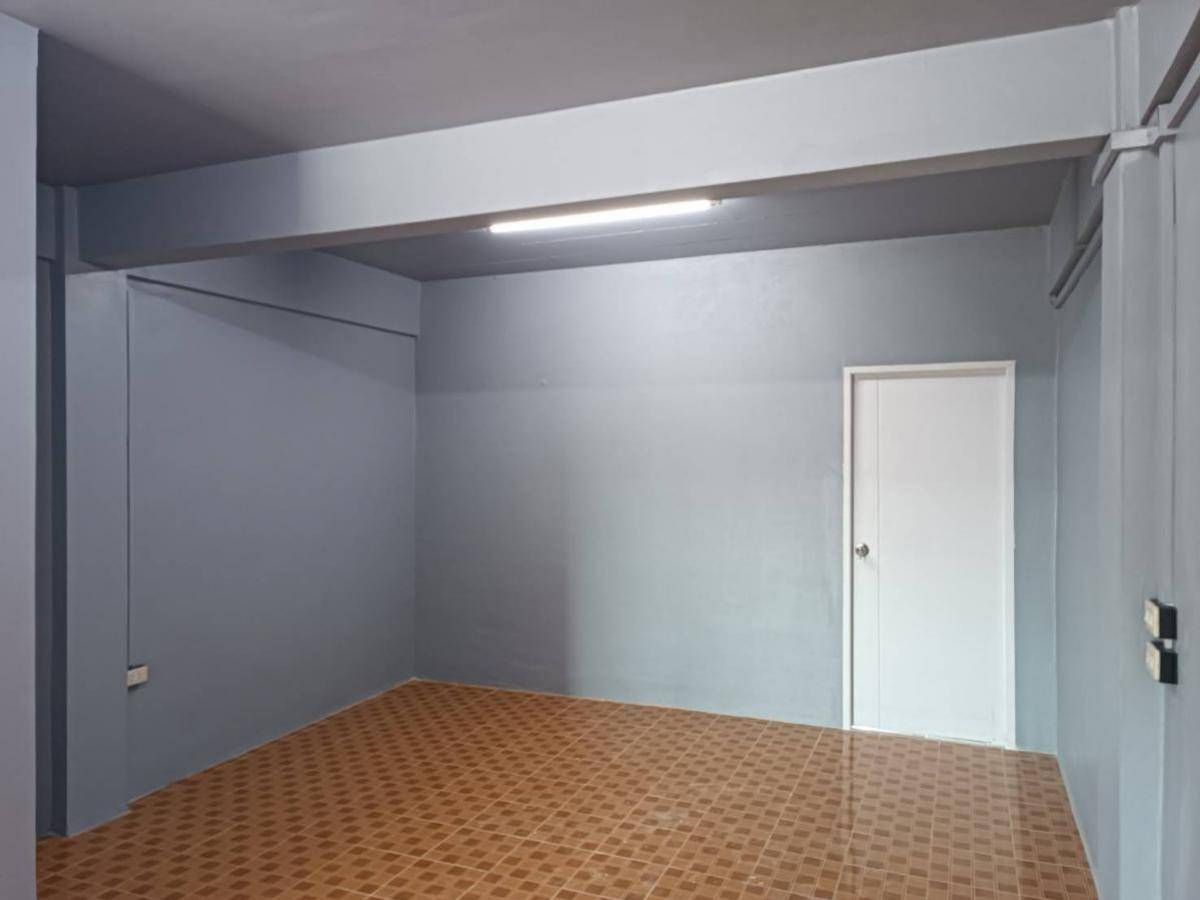 For RentShop HouseSamut Prakan,Samrong : Rent a commercial building in Thepharak Zone, near Sin Medical Hospital, Thepharak only 2 minutes.