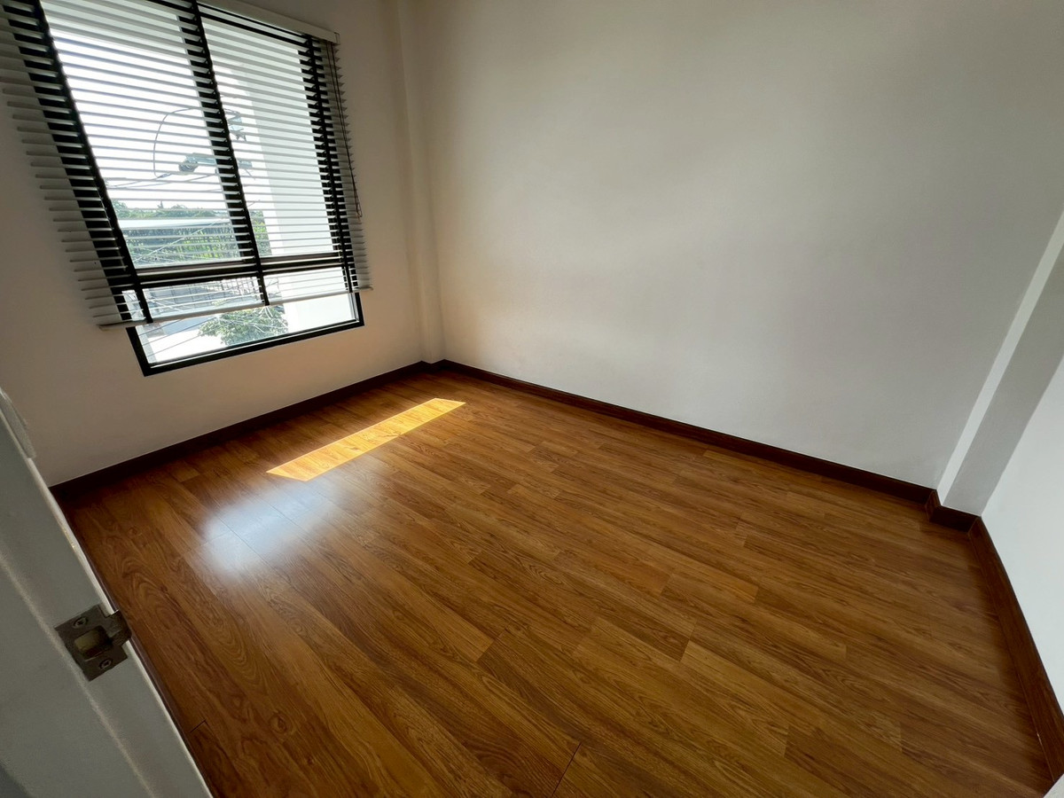 For RentHouseNonthaburi, Bang Yai, Bangbuathong : house can make office and company registration with 9-meter frontage, located on Ratchaphruek Road. 5 bedrooms