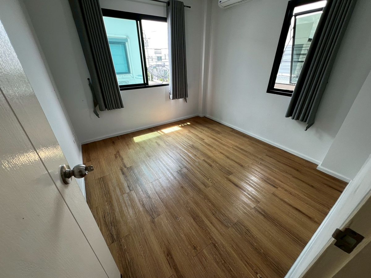 For RentTownhomeVipawadee, Don Mueang, Lak Si : Beautifully townhome near Don Mueang airport with stargazing seating, fully furnished, ready to move in.
