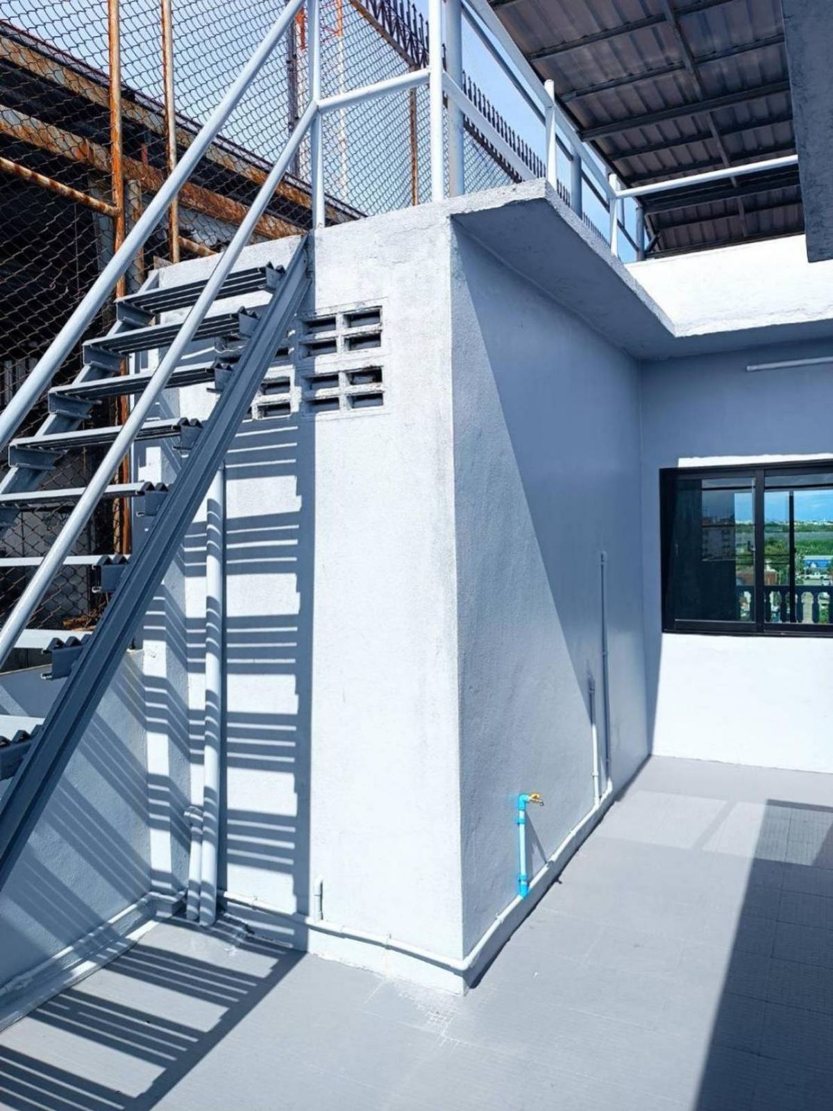 For RentShop HouseSamut Prakan,Samrong : Rent a commercial building in Thepharak Zone, near Sin Medical Hospital, Thepharak only 2 minutes.