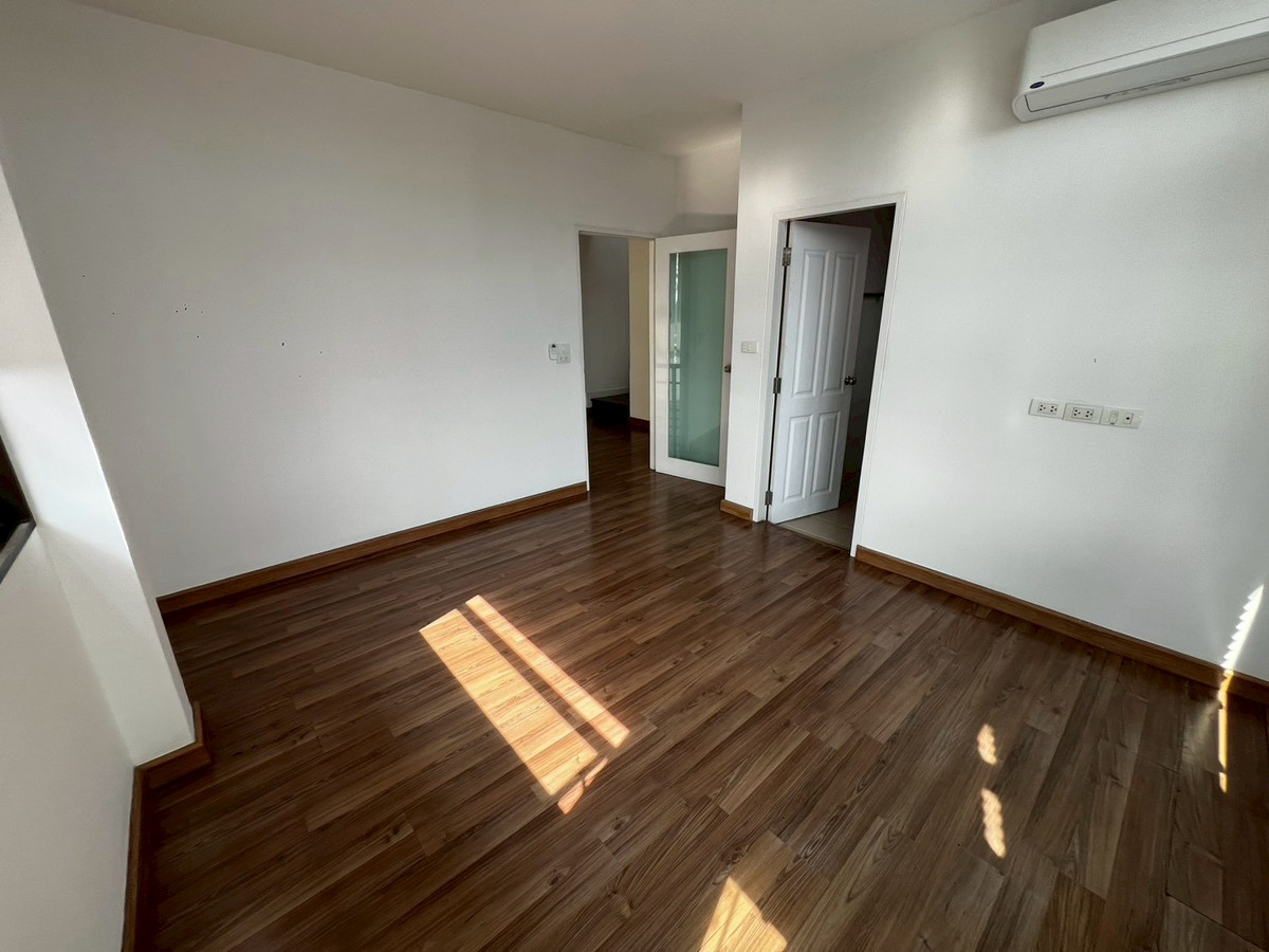 For RentHouseNonthaburi, Bang Yai, Bangbuathong : house can make office and company registration with 9-meter frontage, located on Ratchaphruek Road. 5 bedrooms