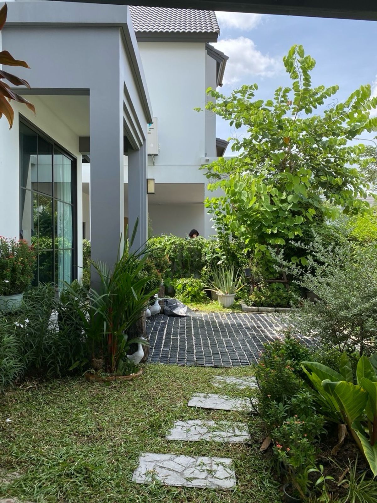 For SaleHouseLadkrabang, Suwannaphum Airport : Beautiful detached house for sale, ready to stay at the Saran Siri Ramkhamhaeng project, good condition, perfect function With a private office Suitable for modern families ✨