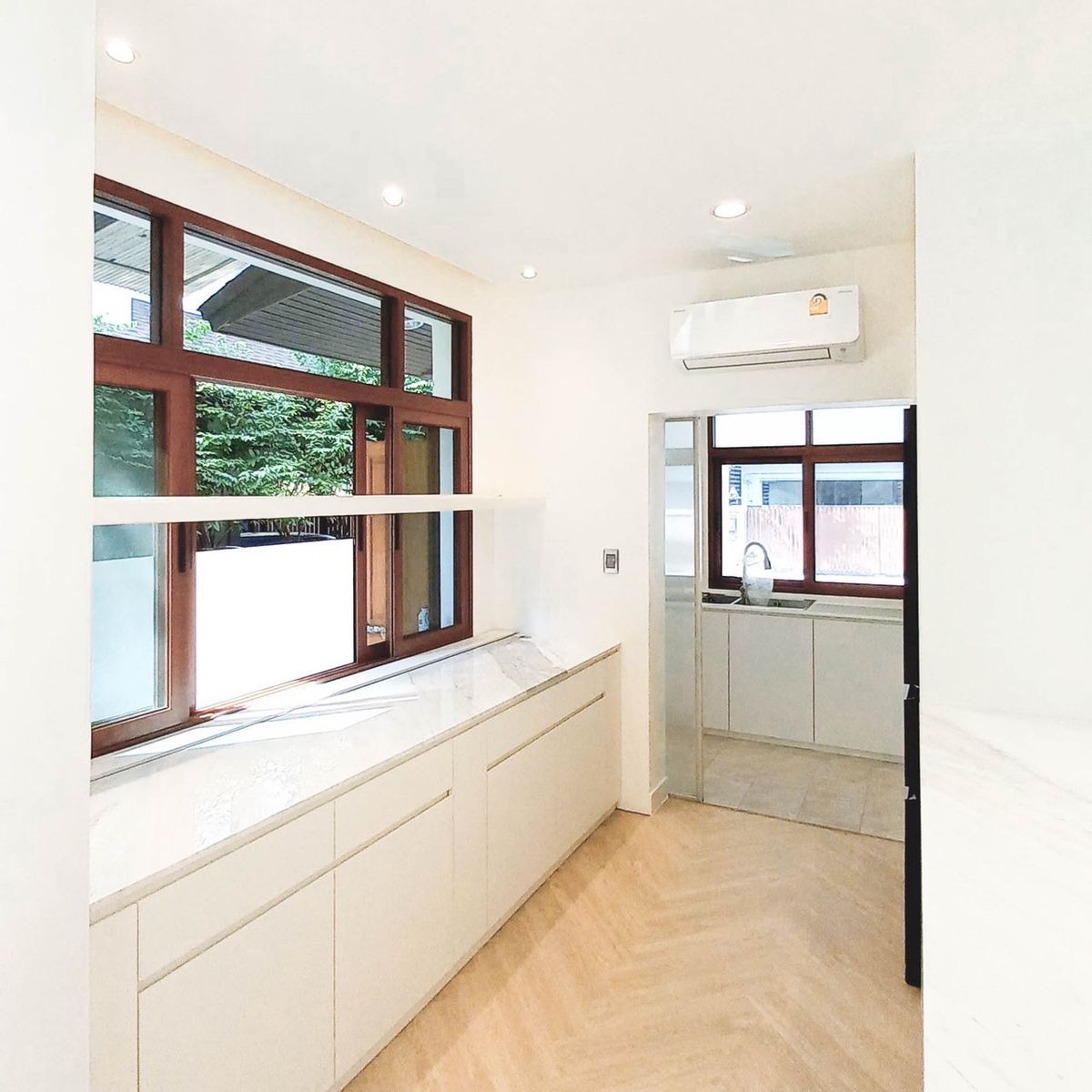 ให้เช่าบ้านเลียบทางด่วนรามอินทรา : 🏡 ให้เช่าบ้านเดี่ยวหรู Sirithawara Village รามอินทรา – รีโนเวทใหม่ทั้งหลัง ใกล้ Crystal Park  ให้เช่าบ้านเดี่ยวสุดพิเศษ โครงการคุณภาพ Sirithawara Village 📍ทำเลศักยภาพใจกลางย่านรามอินทรา – ใกล้ Crystal Park และทางด่วน!