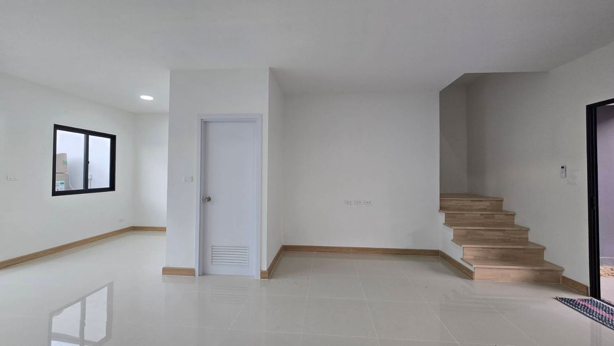 For RentTownhomePathum Thani,Rangsit, Thammasat : 2-class townhome for rent, Ring-Lam Luk Ka, 24 square wah, Kensington, 5.7 meters wide. Land starting at 21 sq.wah, 3 bedrooms, 3 bathrooms, 2 parking spaces.