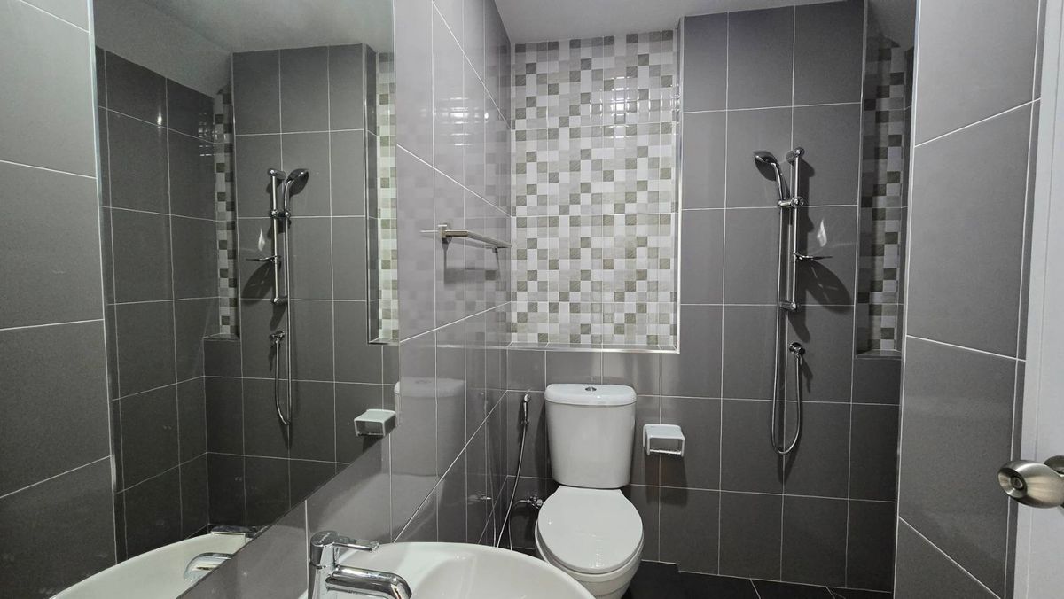 For RentTownhomePathum Thani,Rangsit, Thammasat : 2-class townhome for rent, Ring-Lam Luk Ka, 24 square wah, Kensington, 5.7 meters wide. Land starting at 21 sq.wah, 3 bedrooms, 3 bathrooms, 2 parking spaces.