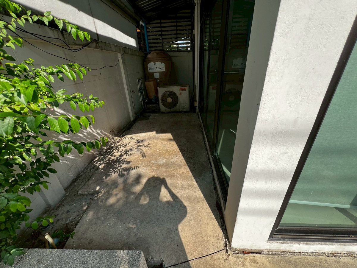 For RentHouseNonthaburi, Bang Yai, Bangbuathong : house can make office and company registration with 9-meter frontage, located on Ratchaphruek Road. 5 bedrooms