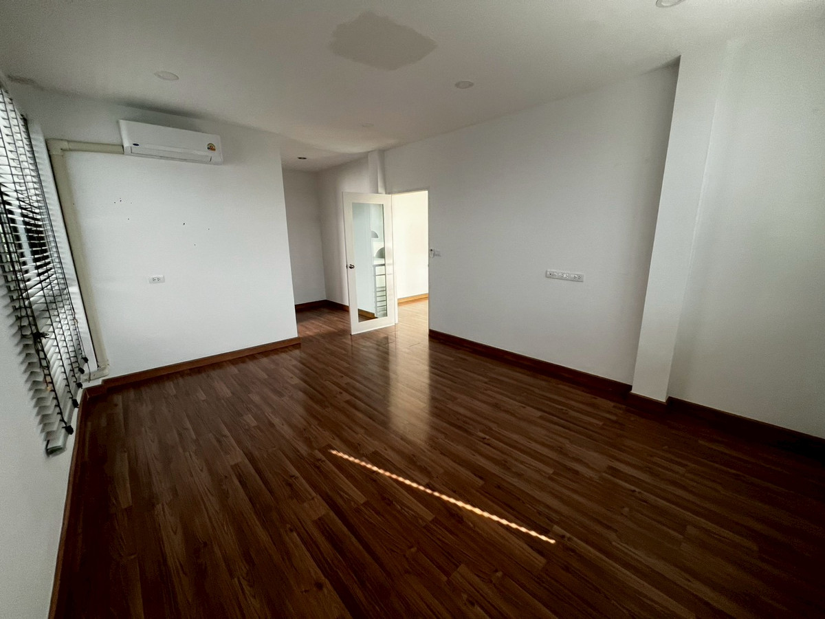 For RentHouseNonthaburi, Bang Yai, Bangbuathong : house can make office and company registration with 9-meter frontage, located on Ratchaphruek Road. 5 bedrooms