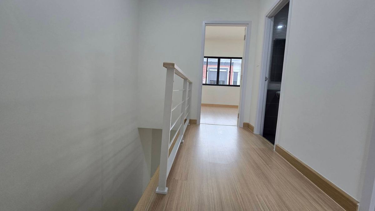 For RentTownhomePathum Thani,Rangsit, Thammasat : 2-class townhome for rent, Ring-Lam Luk Ka, 24 square wah, Kensington, 5.7 meters wide. Land starting at 21 sq.wah, 3 bedrooms, 3 bathrooms, 2 parking spaces.